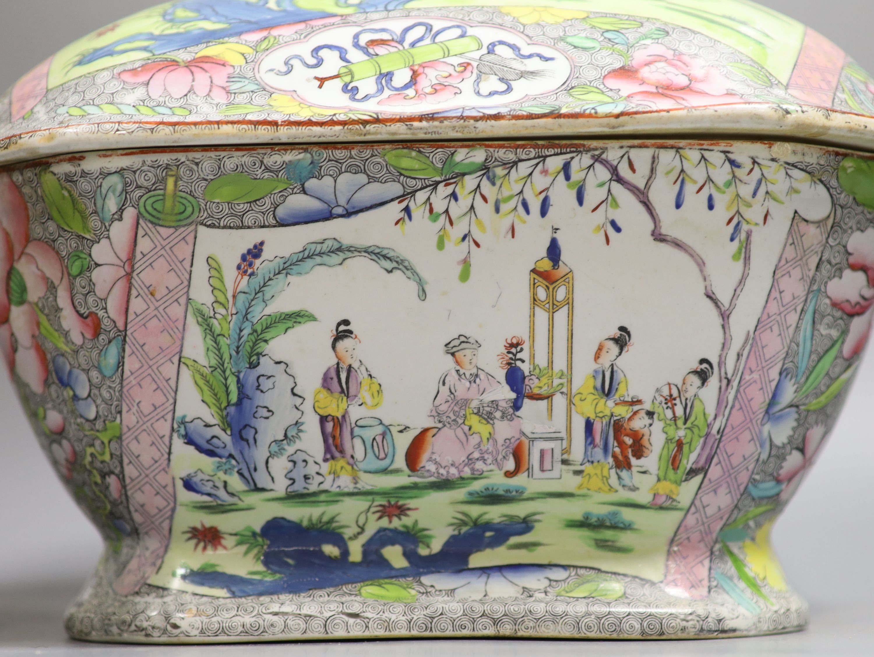 A Mason’s Ironstone soup tureen and cover, c.1815, 32.5cm